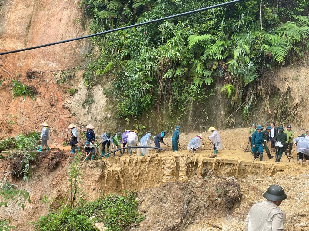 Hơn 200 điểm sạt lở trên tuyến đường dài 35km ở Lào Cai - 3