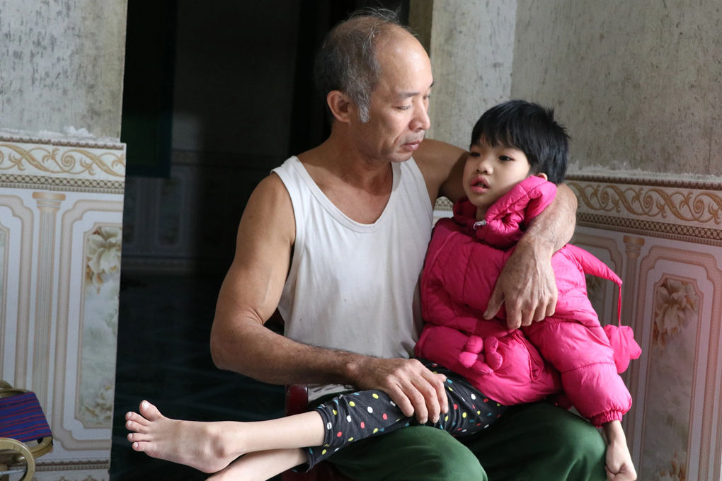 Người cha có 2 con bại não được giúp đỡ hơn 180 triệu đồng - 2 Người cha có 2 con bại não được giúp đỡ hơn 180 triệu đồng - 2