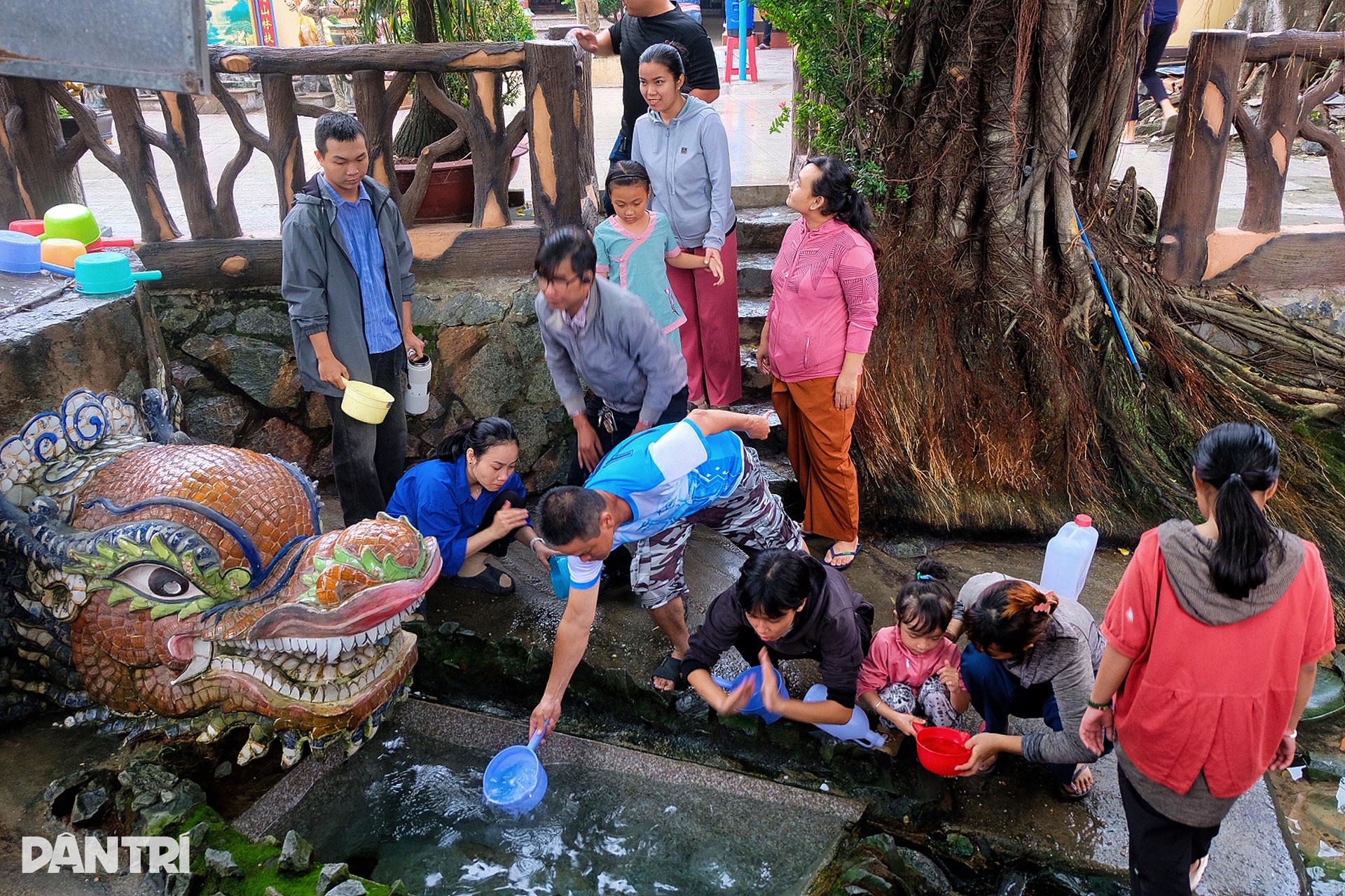 Người dân TPHCM rủ nhau rửa mặt ở ngôi miễu có mạch nước phun trào 150 năm - 2 Người dân TPHCM rủ nhau rửa mặt ở ngôi miễu có mạch nước phun trào 150 năm - 2