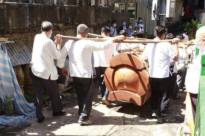 Lễ đưa quan tài trùm sòng bạc về nghĩa trang: Bà Hai và chồng Ming Xi buồn bã, con bà Ba gây tranh cãi vì thất lễ - Ảnh 7.