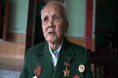 Cụ ông 104 tuổi đọc vanh vách 10 lời thề danh dự của "người nhà binh"