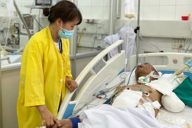 Người phụ nữ mừng rơi nước mắt nghe thấy tiếng chồng gọi từ phòng cấp cứu