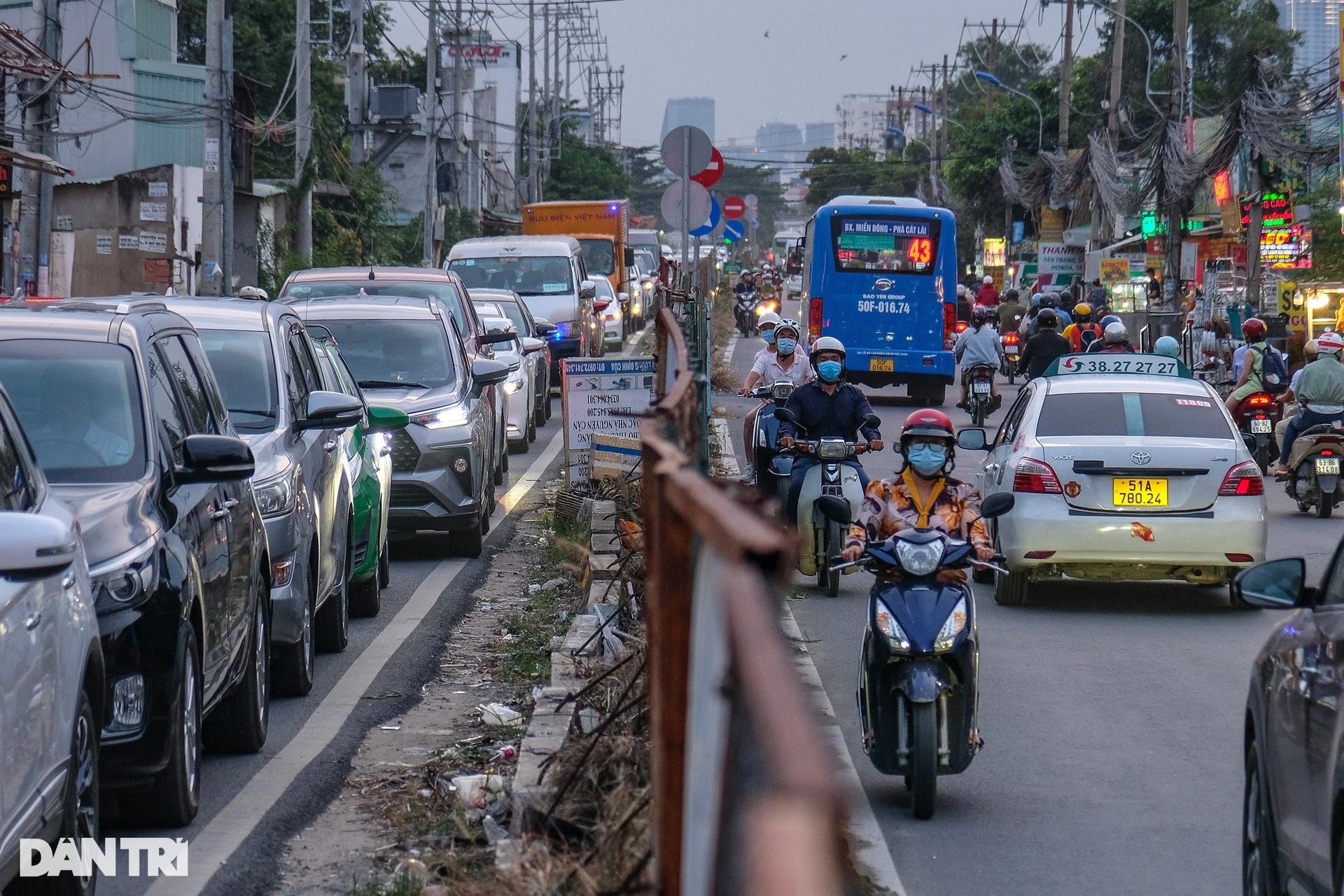 Người dân than trời vì 2,5km đường ở TPHCM làm 7 năm chưa xong - 11 Người dân than trời vì 2,5km đường ở TPHCM làm 7 năm chưa xong - 11