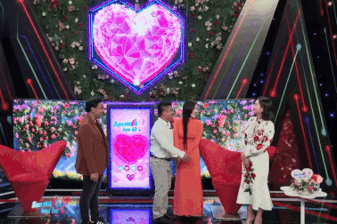 Nam tài xế cười tít mắt khi được mai mối, hôn má mẹ đơn thân xinh đẹp