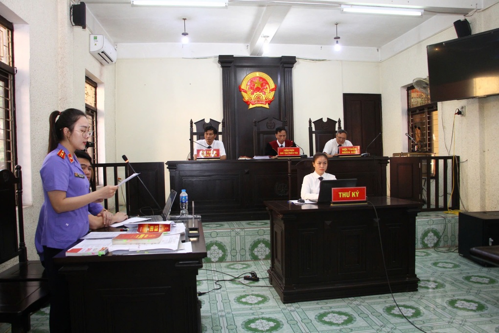 Lĩnh án tù vì tống tiền cán bộ Nhà nước - 4