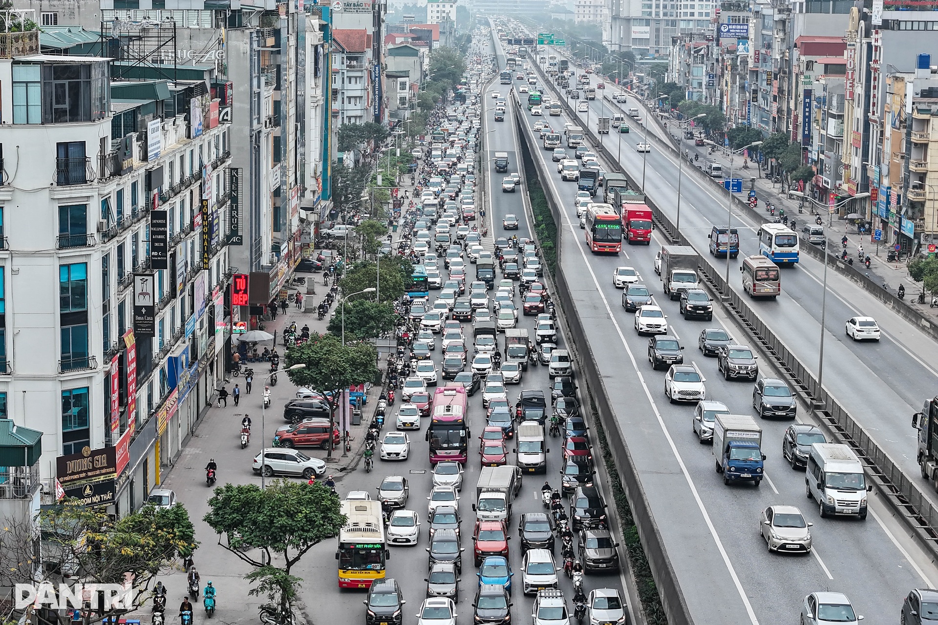 Ngày đi làm đầu năm, đường phố Hà Nội nơi thông thoáng, chỗ nhích từng mét - 1 Ngày đi làm đầu năm, đường phố Hà Nội nơi thông thoáng, chỗ nhích từng mét - 1