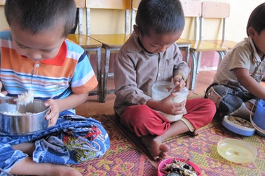 Chạnh lòng nhìn trẻ ăn cơm một món, ngủ “thừa” chân