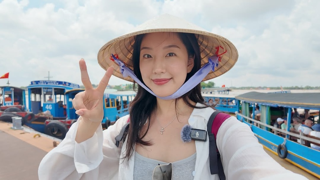 Du khách Hàn Quốc thử mắm tôm ở Việt Nam và thái độ gây bất ngờ - 1 Du khách Hàn Quốc thử mắm tôm ở Việt Nam và thái độ gây bất ngờ - 1