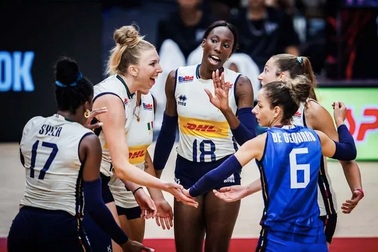 Xác định hai cặp đấu tứ kết đầu tiên của giải bóng chuyền nữ thế giới