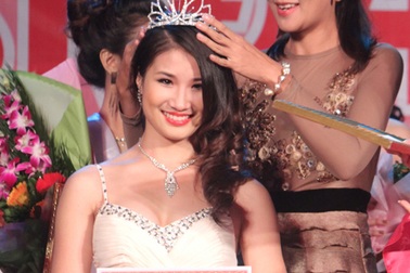 Hoa khôi ĐH Sân khấu điện ảnh rớt nước mắt phút đăng quang