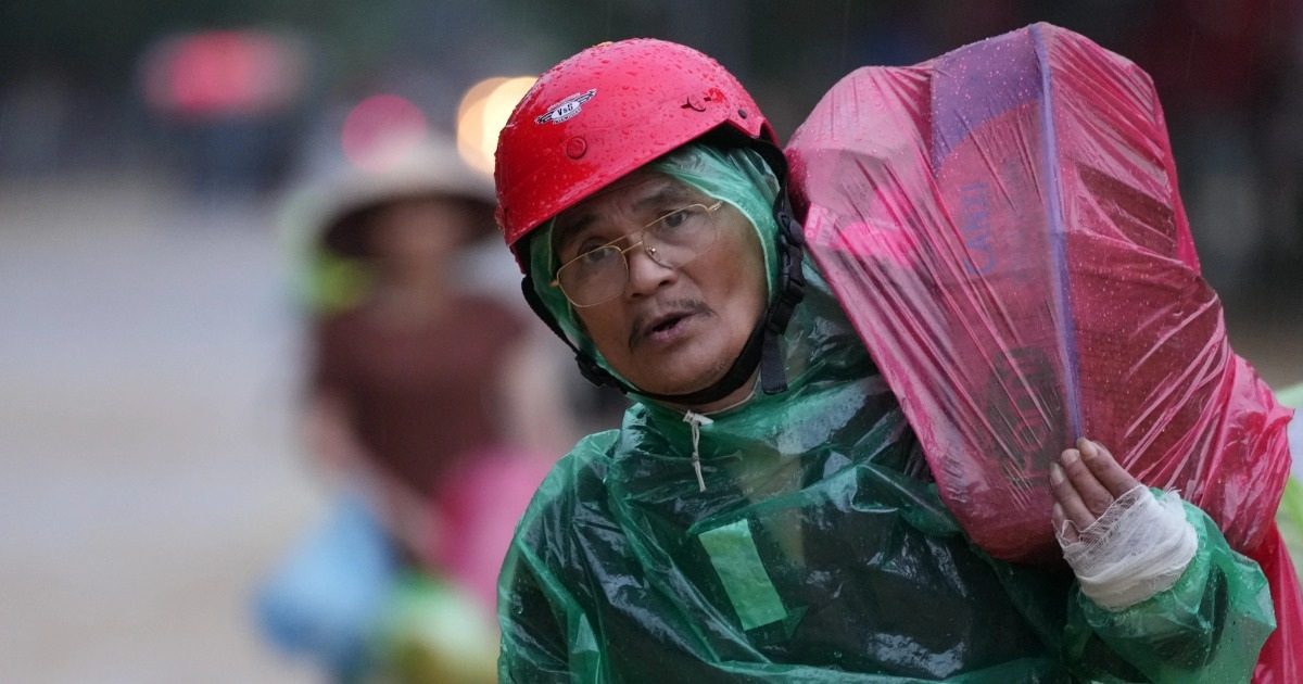 Xuyên đêm tiếp tế lương thực cho người dân vùng lũ Thái Nguyên - 4