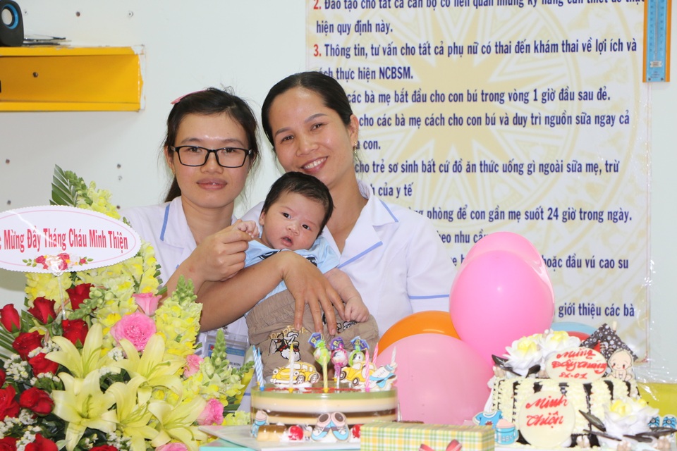 Lễ đầy tháng đặc biệt tại bệnh viện của bé trai bị mẹ bỏ rơi - 4 Lễ đầy tháng đặc biệt tại bệnh viện của bé trai bị mẹ bỏ rơi - 4