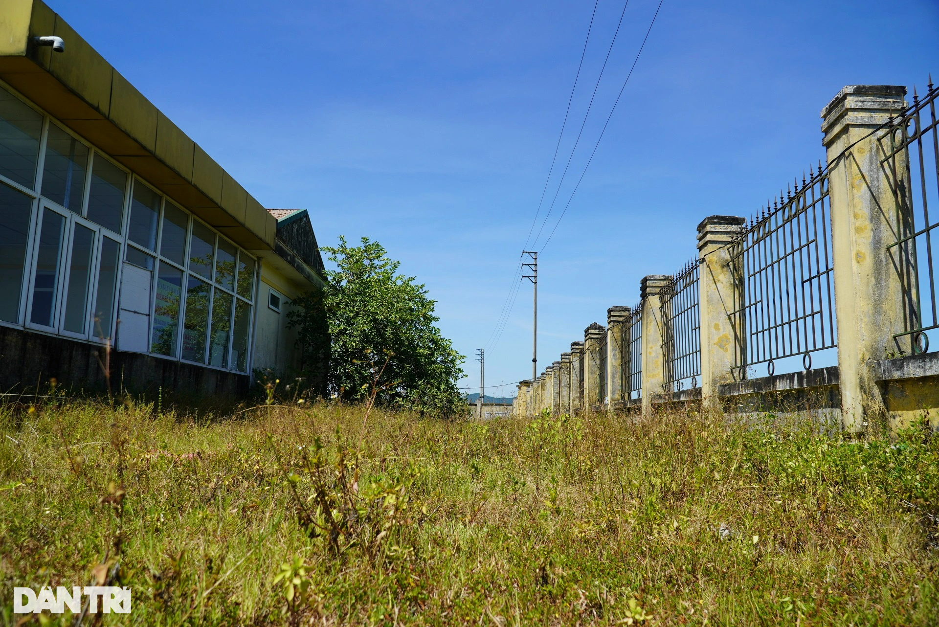 Bến xe hàng chục tỷ đồng bỏ hoang, xe tuyến phải đứng đường đón trả khách - 11 Bến xe hàng chục tỷ đồng bỏ hoang, xe tuyến phải đứng đường đón trả khách - 11