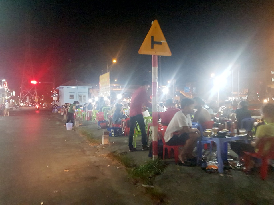 Hàng quán ở TPHCM sau lệnh dừng hoạt động: Nơi đóng cửa, chỗ thờ ơ - 12 Hàng quán ở TPHCM sau lệnh dừng hoạt động: Nơi đóng cửa, chỗ thờ ơ - 12
