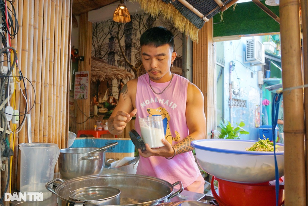 Hot boy miền Tây bán bánh canh ở TPHCM hút khách nhờ công thức đặc biệt - 1