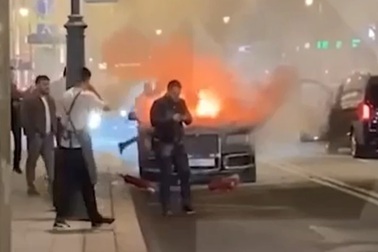 Nghi vấn ô tô thuộc đội xe phục vụ Tổng thống Nga bốc cháy ở Moscow