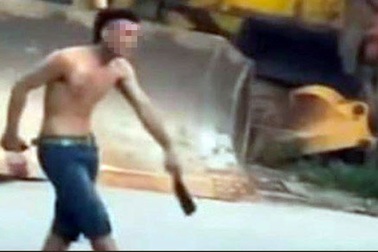 Thanh niên nghi ngáo đá cầm dao chém vào đầu bé trai