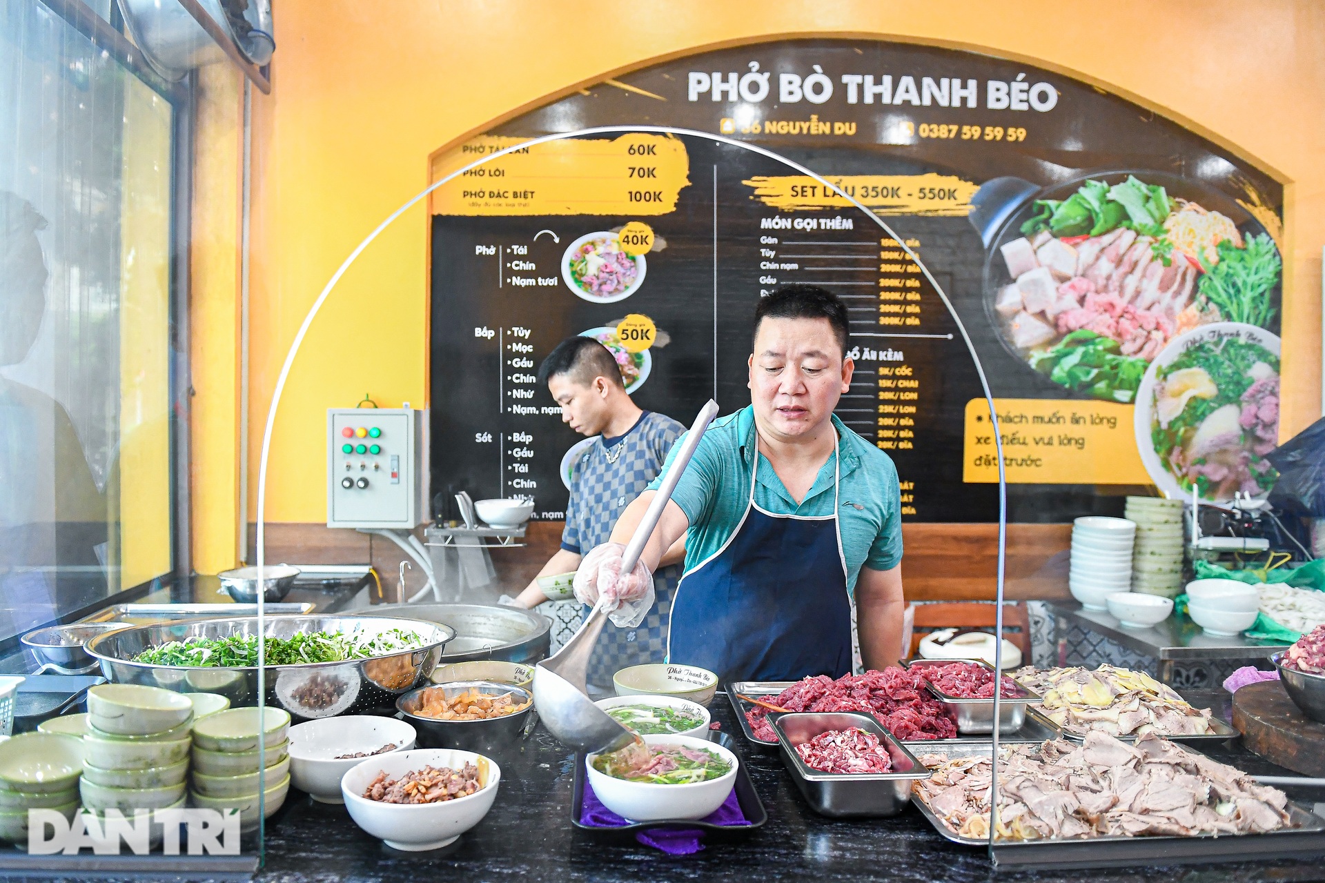 Quán phở bao cấp ở Hà Nội, tặng kèm cơm nguội khiến khách nhớ tuổi thơ - 1