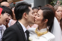 Đông Nhi - Ông Cao Thắng hôn nhau say đắm trong lễ vu quy