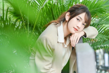 Lê Bống thử sức với vai trò MC, chia sẻ về tuổi thơ nghèo khó