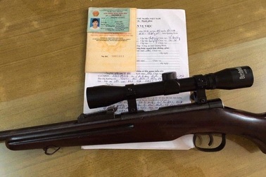 Tài xế có hơi men, mang theo súng gắn ống giảm thanh