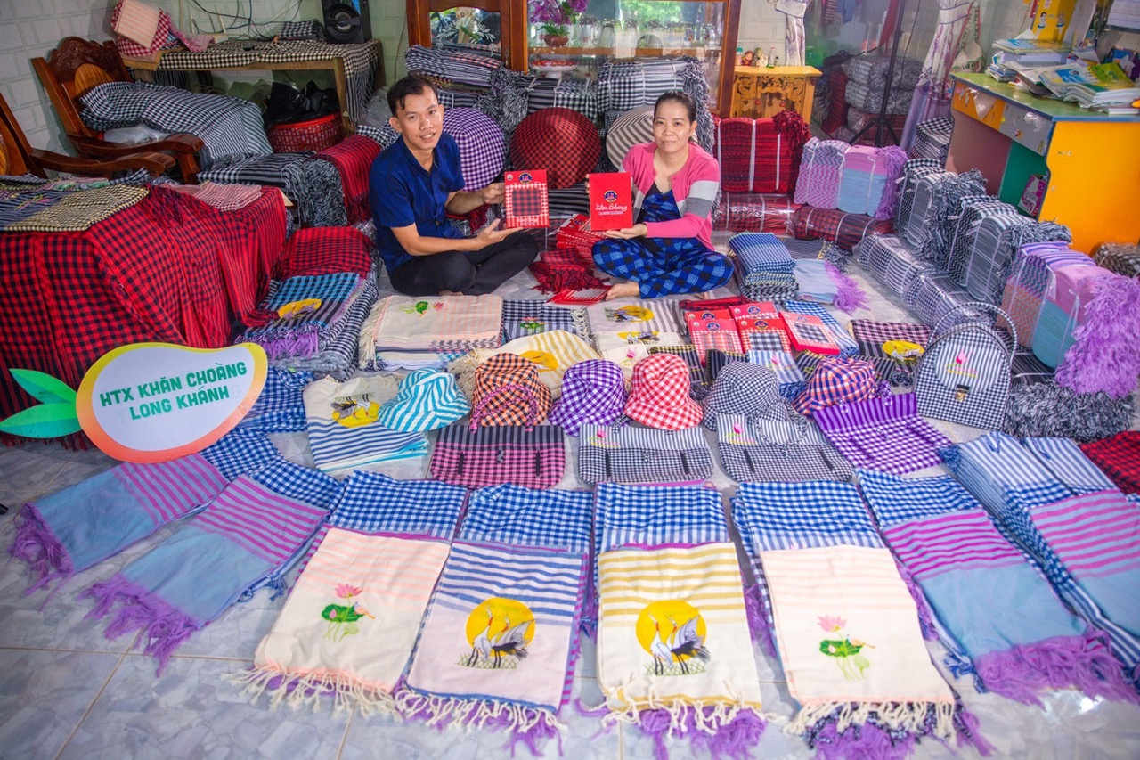 Strange village, 10 year old boy is passionate about weaving - 7 Ngôi làng kỳ lạ, con trai 10 tuổi đã mê dệt vải - 7