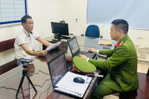 Tài xế ô tô chửi bới và đánh cảnh sát khi bị kiểm tra nồng độ cồn