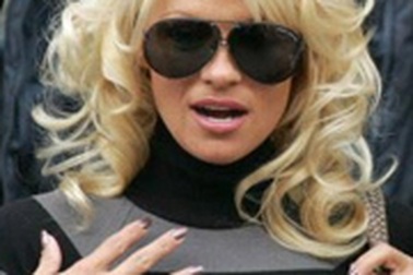 Pamela không tới LHP Cannes vì bận... chơi với con