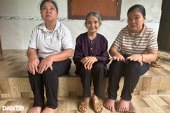 Vợ chồng U80 chăm 2 con gái mù lòa, khuyết tật chân tay