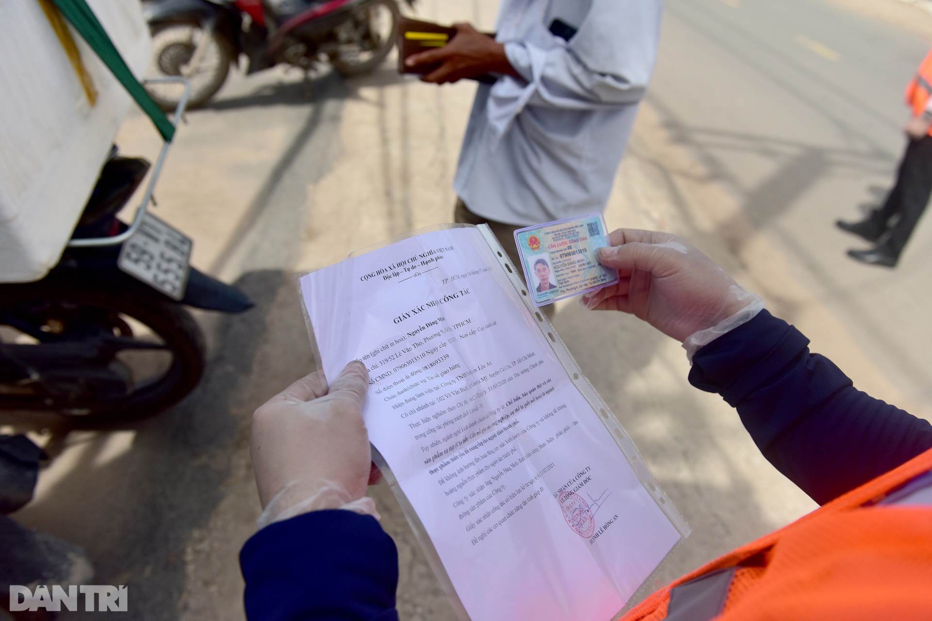 Bị test nhanh trên đường đi mua gạo, một người TPHCM dương tính SAR-CoV-2 - 14