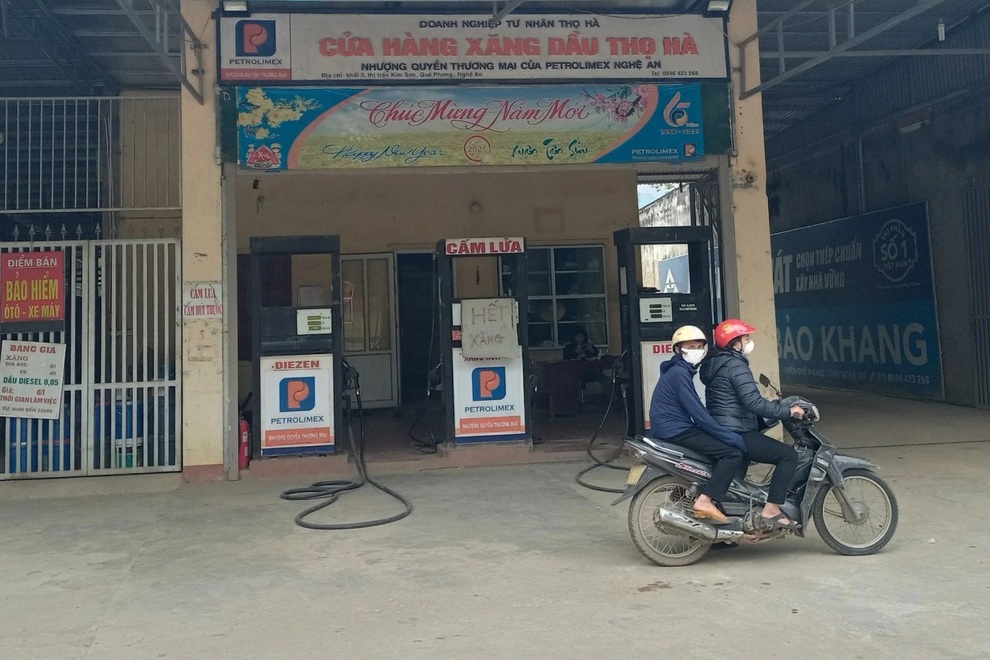 Nhiều cửa hàng treo biển hết xăng trước dự báo tăng giá vào ngày mai - 2 Nhiều cửa hàng treo biển hết xăng trước dự báo tăng giá vào ngày mai - 2