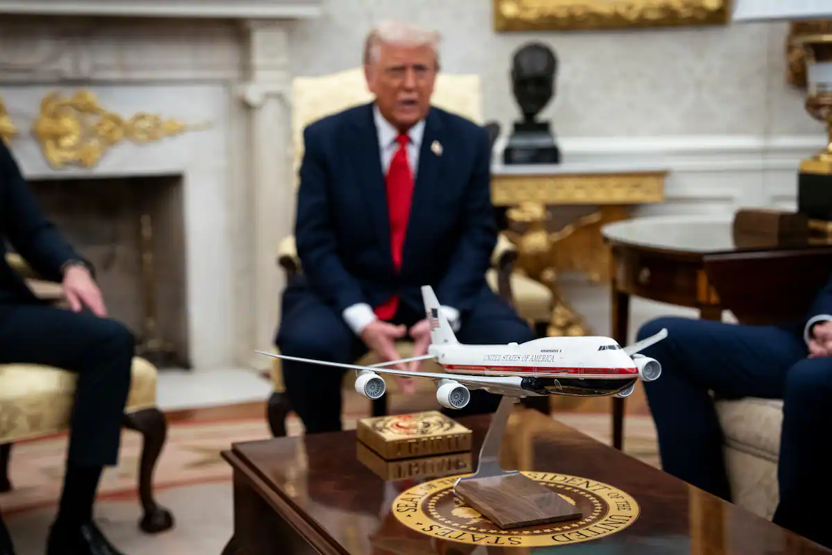 Giới chức Mỹ lo ngại vấn đề an ninh từ món quà ông Trump nhận của Qatar - 1