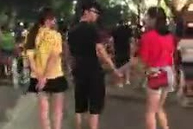 Cô gái gây tranh cãi mạng xã hội vì trò đùa nắm tay trai lạ trên phố