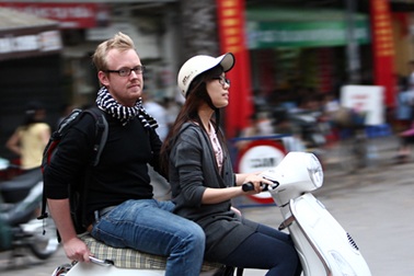 Không đội mũ bảo hiểm, người nước ngoài cũng bị xử lý nghiêm