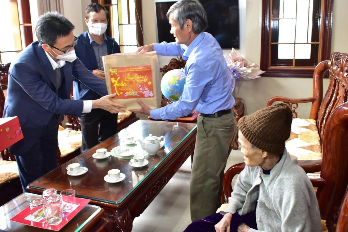 Phó Thủ tướng Vũ Đức Đam trao quà Tết đến người có công, lao động khó khăn - 1 Phó Thủ tướng Vũ Đức Đam trao quà Tết đến người có công, lao động khó khăn - 1