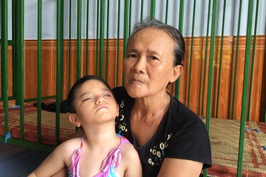 Số phận éo le của cô bé bị tim, câm điếc bẩm sinh, hỏng hai mắt