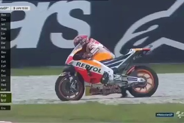 Không cần tới Rossi "hỗ trợ", Marquez cũng biết tự ngã