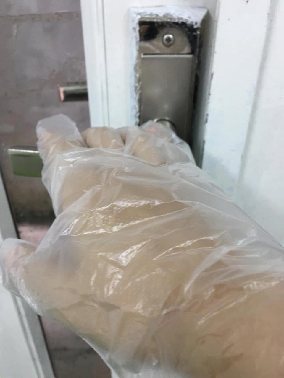 Hài hước chuyện dân chung cư chỉ nhau cách phòng tránh dịch virus corona - 7 Hài hước chuyện dân chung cư chỉ nhau cách phòng tránh dịch virus corona - 7