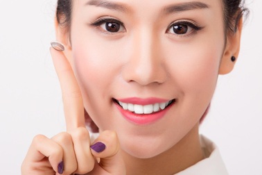 Cận thị, nên đeo kính hay mổ mắt laser?