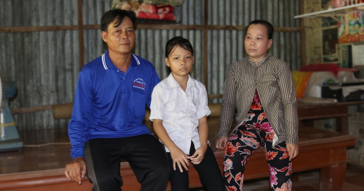 Con gái mắc bệnh hiểm nghèo, nhà sắp sập cũng không dám sửa