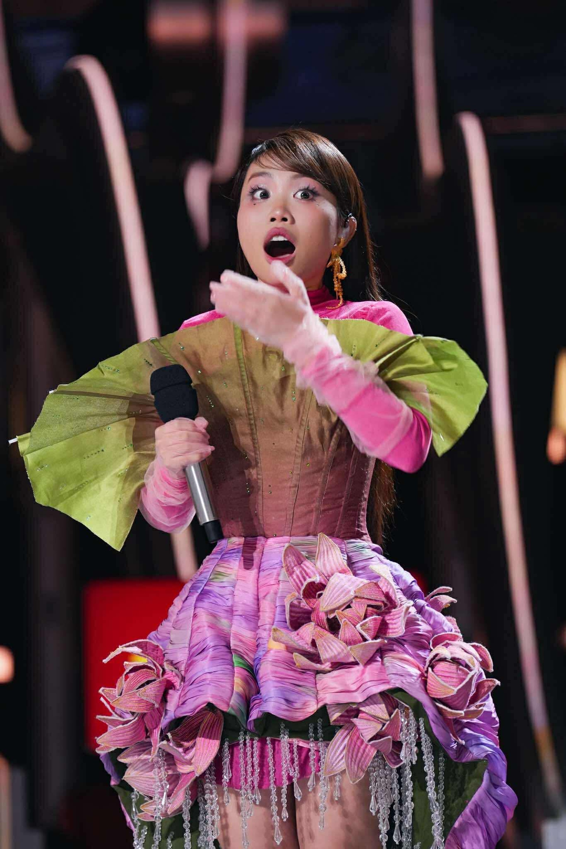 Phương Mỹ Chi gây sốt với 3 trang phục biểu diễn ở cuộc thi hát quốc tế - 5