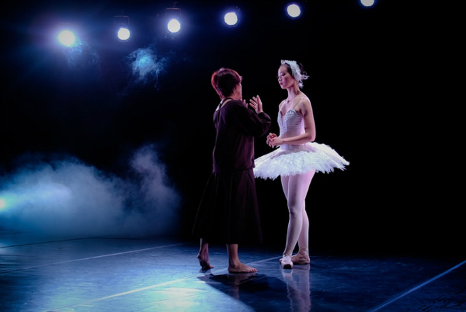 Trình diễn vở ballet Hồ Thiên Nga trên sân khấu nổi giữa hồ nước - 3 Trình diễn vở ballet Hồ Thiên Nga trên sân khấu nổi giữa hồ nước - 3