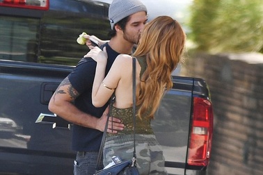 Sao teen lưỡng tính hôn bạn trai trên phố