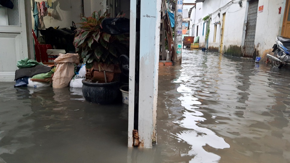 Người Sài Gòn lội nước triều cường đen ngòm về nhà sau giờ tan tầm - 12