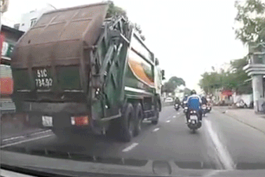 Phanh đột ngột, thanh niên thoát chết trước mũi xe chở rác