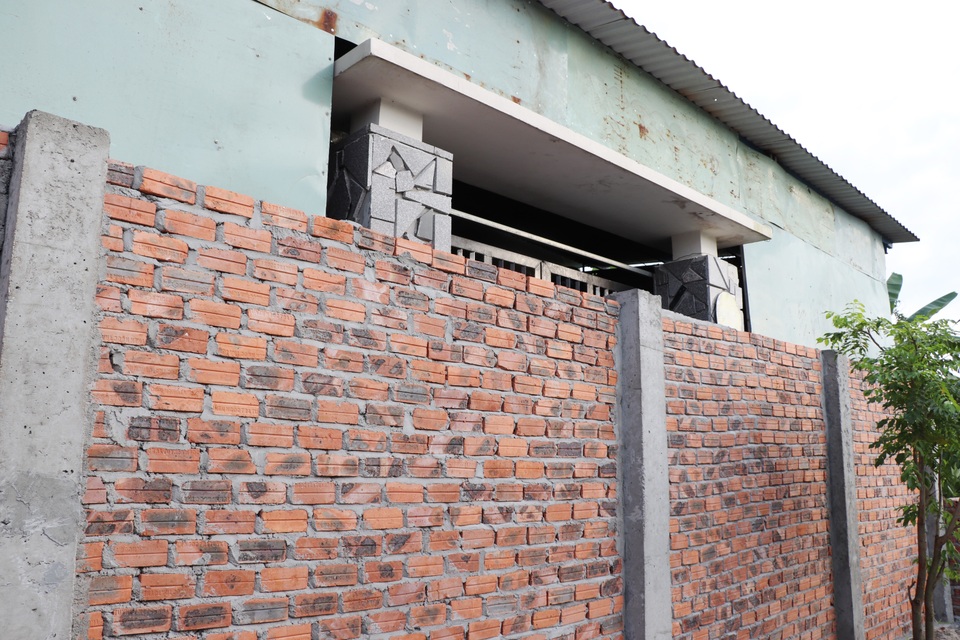 Xây tường chắn ngang cửa nhà hàng xóm vì... bị chửi trên Facebook - 2 Xây tường chắn ngang cửa nhà hàng xóm vì... bị chửi trên Facebook - 2