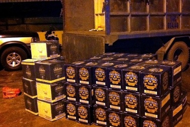 Bắt gần 500 chai rượu ngoại nhập lậu tại cửa ngõ vùng biên