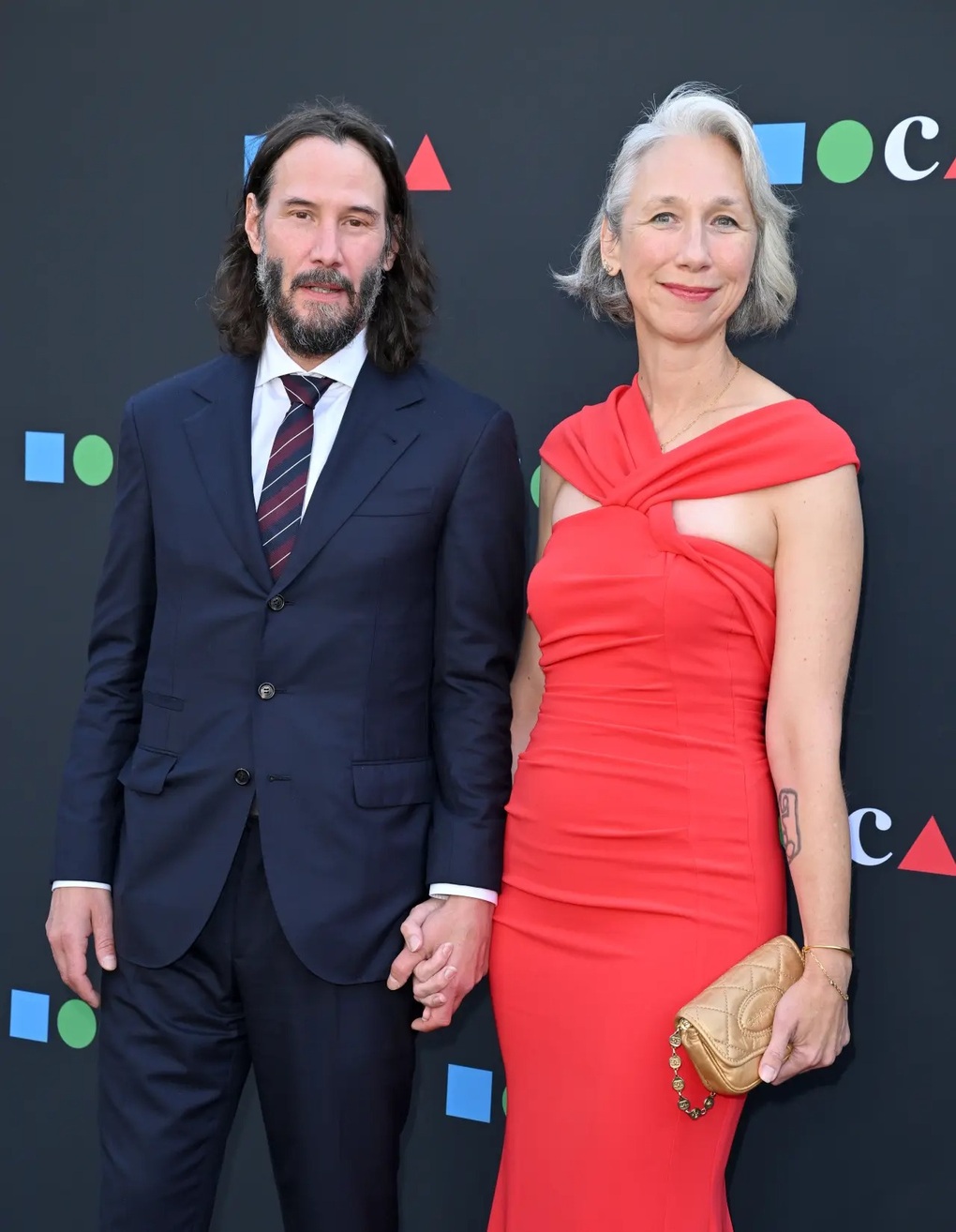 Keanu Reeves kisses his girlfriend on the red carpet, calmly talks in the bedroom - 4