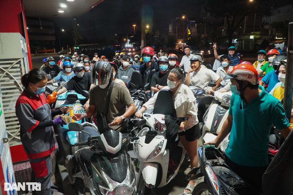 Nhiều cửa hàng xăng ở TPHCM ngừng bán - 6 Nhiều cửa hàng xăng ở TPHCM ngừng bán - 6