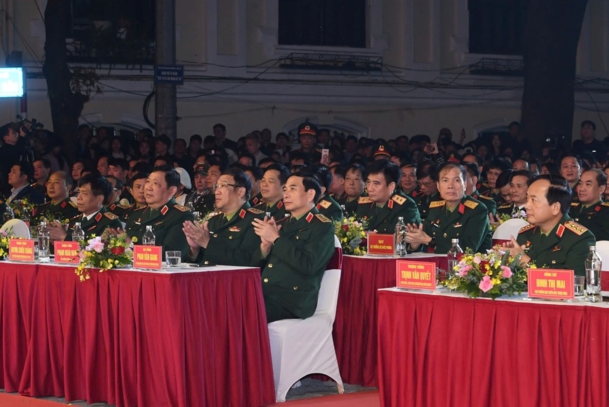 View - Đại tướng Phan Văn Giang gặp gỡ, bắt tay người dân trên phố đi bộ hồ Gươm | Báo Dân trí